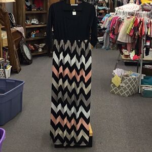 Lg Angevin’s gray pink and black dress